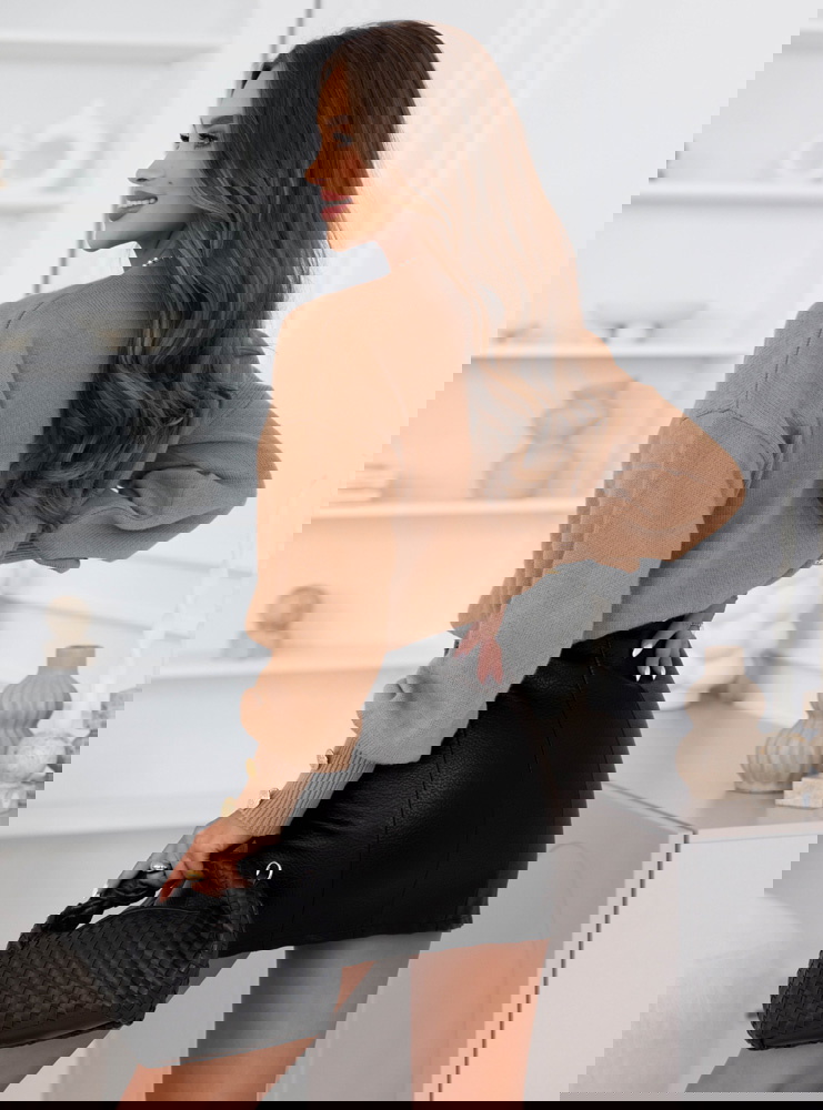 Sweter z ozdobnymi guzikami na...