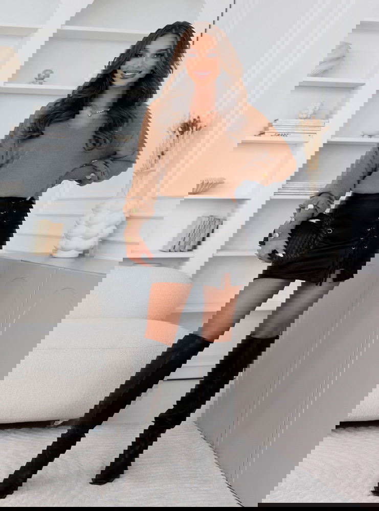 Sweter z ozdobnymi guzikami na...