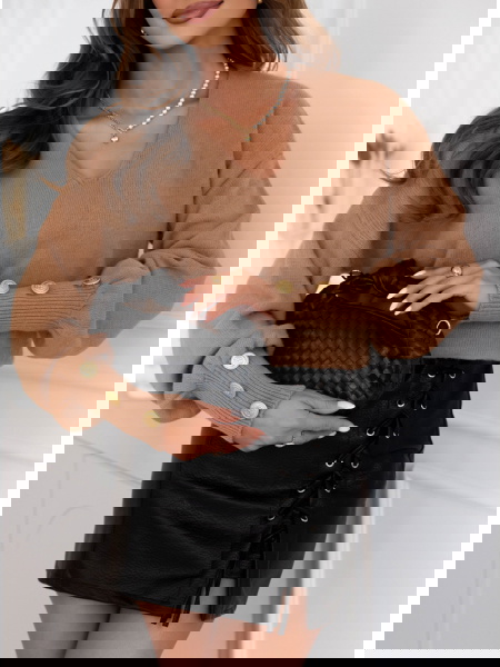 Sweter z ozdobnymi guzikami...