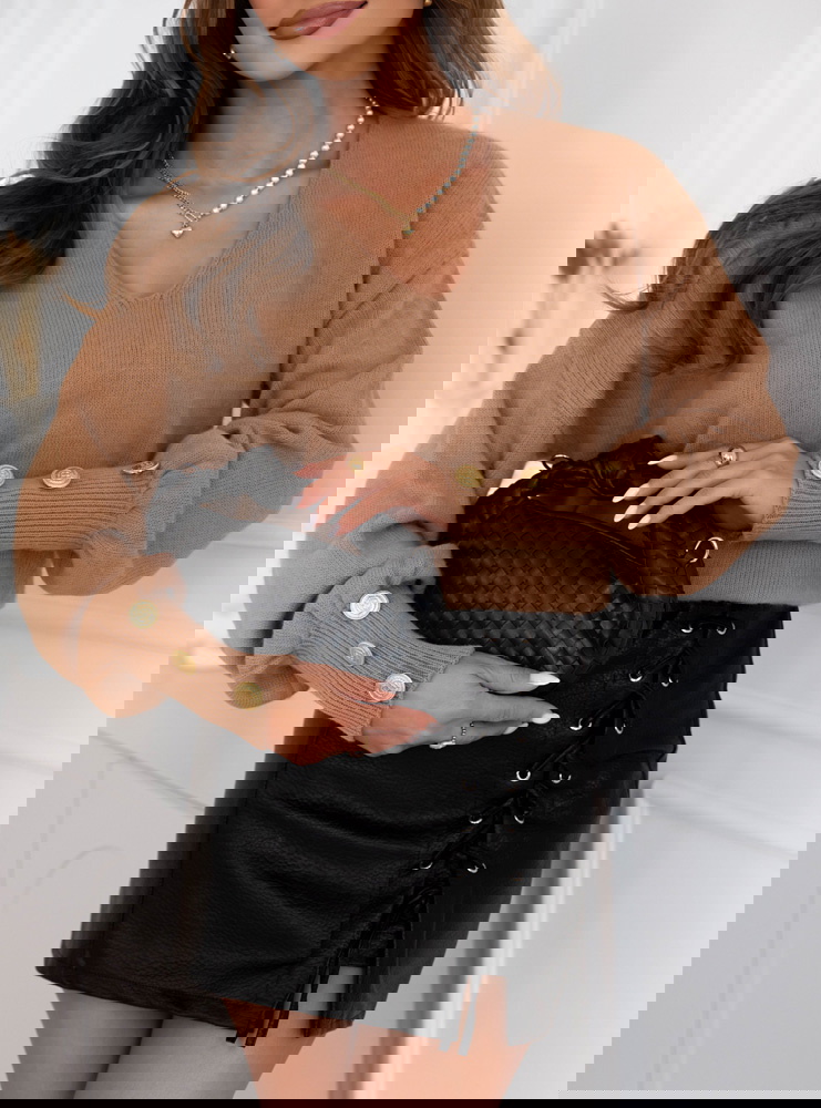 Sweter z ozdobnymi guzikami na...