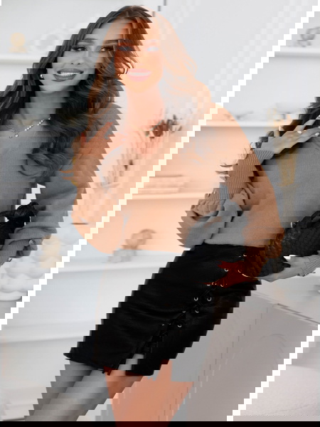 Sweter z ozdobnymi guzikami... 2