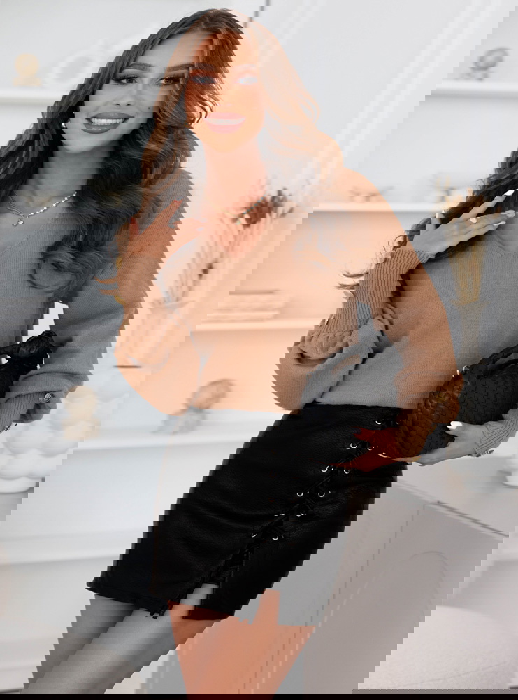 Sweter z ozdobnymi guzikami na...