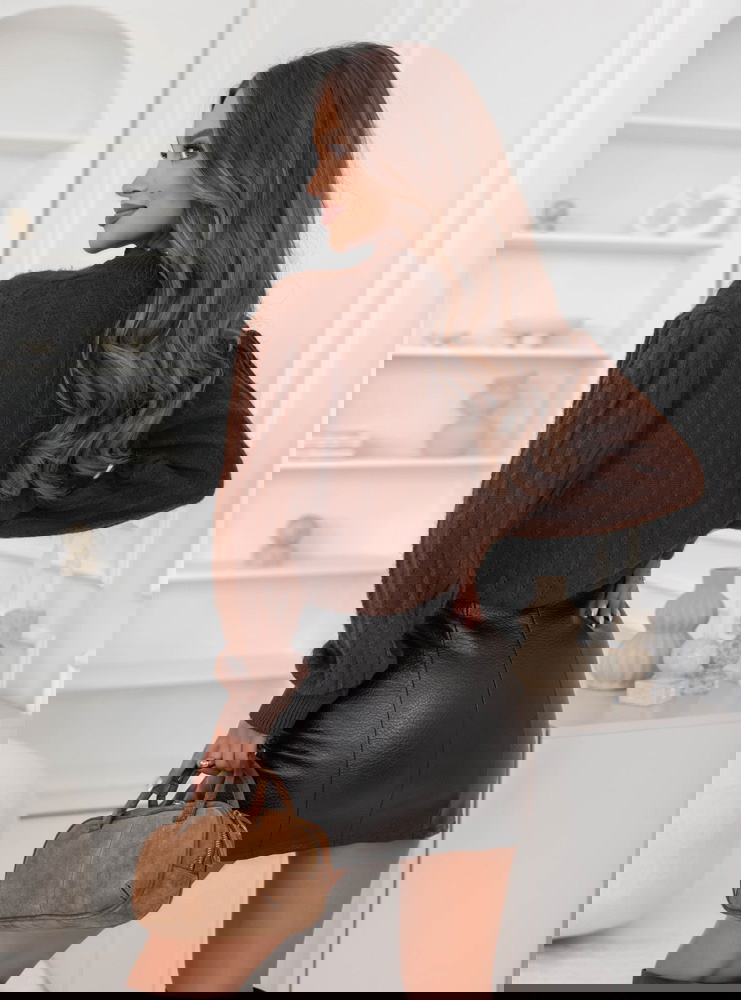 Czekoladowy sweter zapinany na guziki...