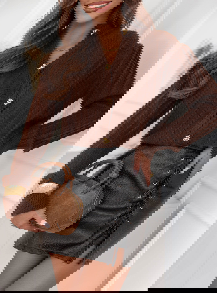 Czekoladowy sweter zapinany na guziki...