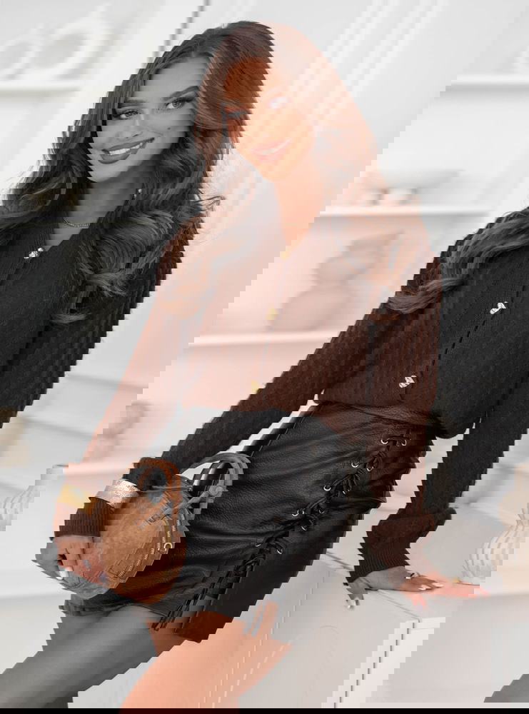 Czekoladowy sweter zapinany na guziki...