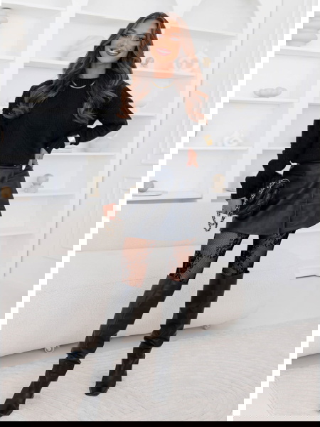 Czarny sweter z ozdobnym...