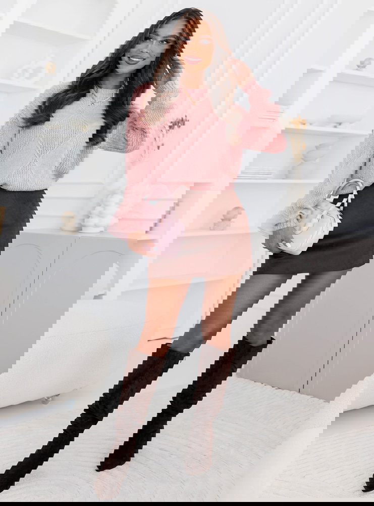 Pudrowy sweter z ozdobnym splotem...