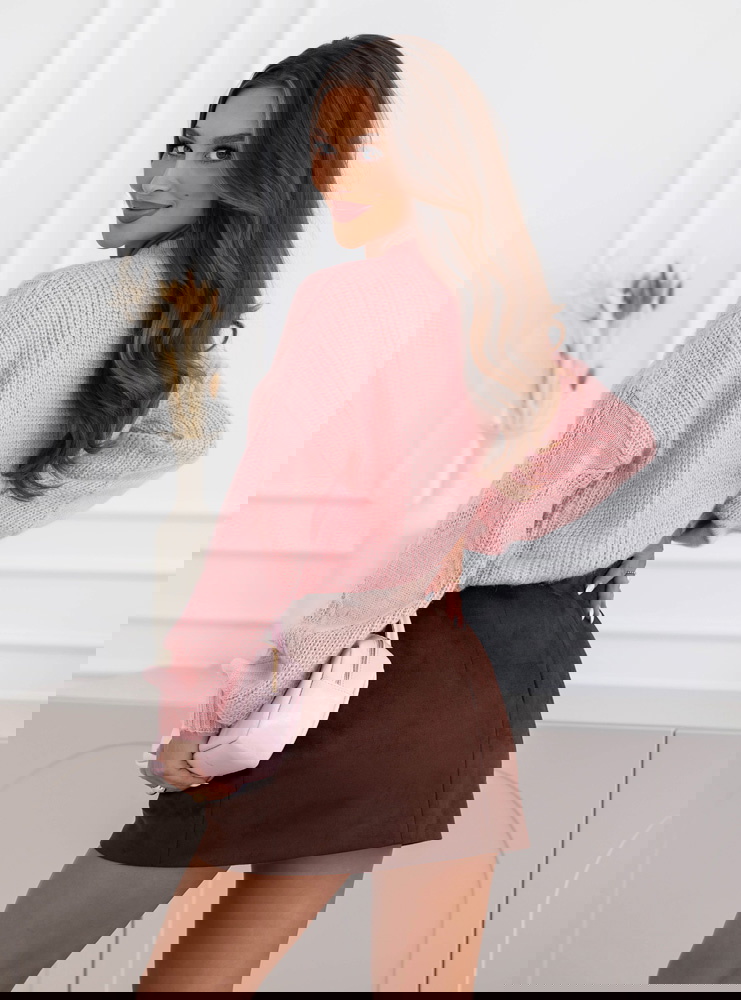 Pudrowy sweter z ozdobnym splotem...