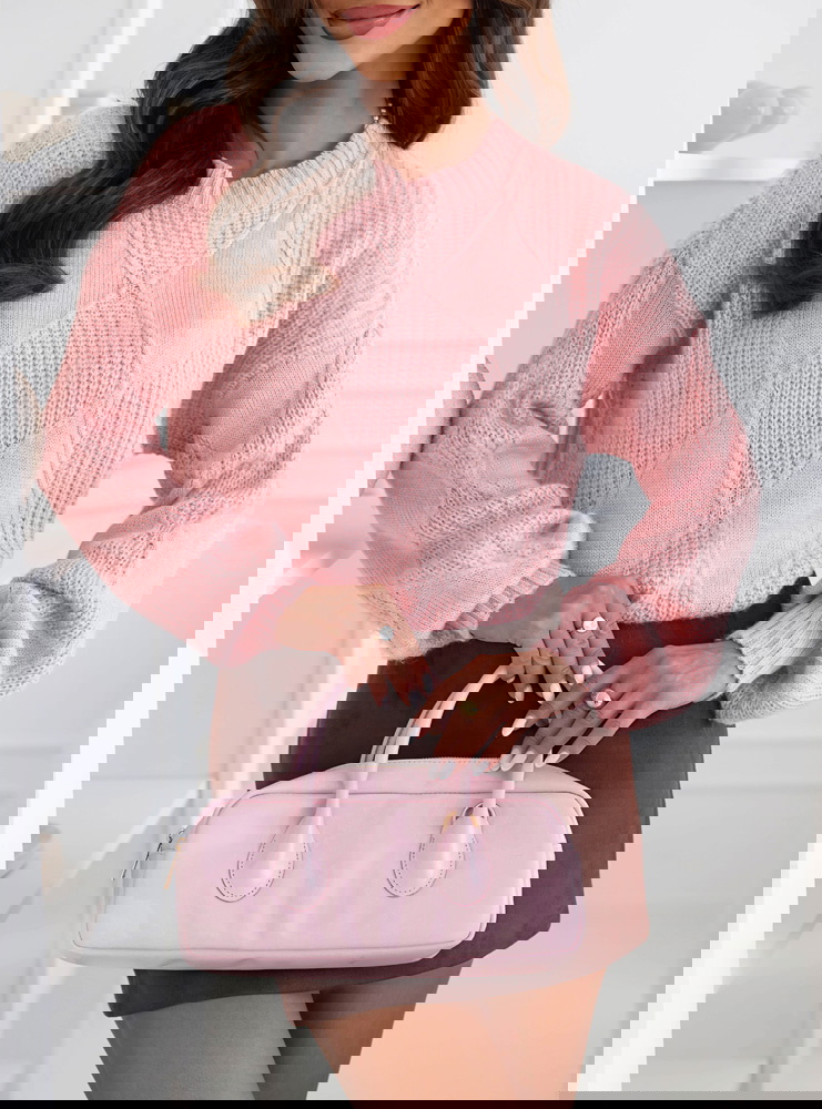 Pudrowy sweter z ozdobnym splotem...