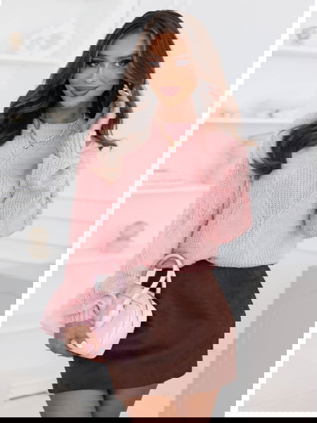 Pudrowy sweter z ozdobnym...