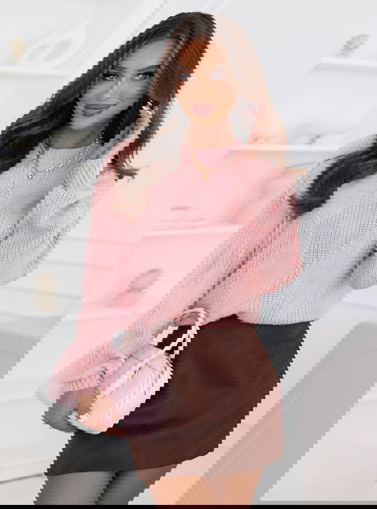 Pudrowy sweter z ozdobnym splotem...