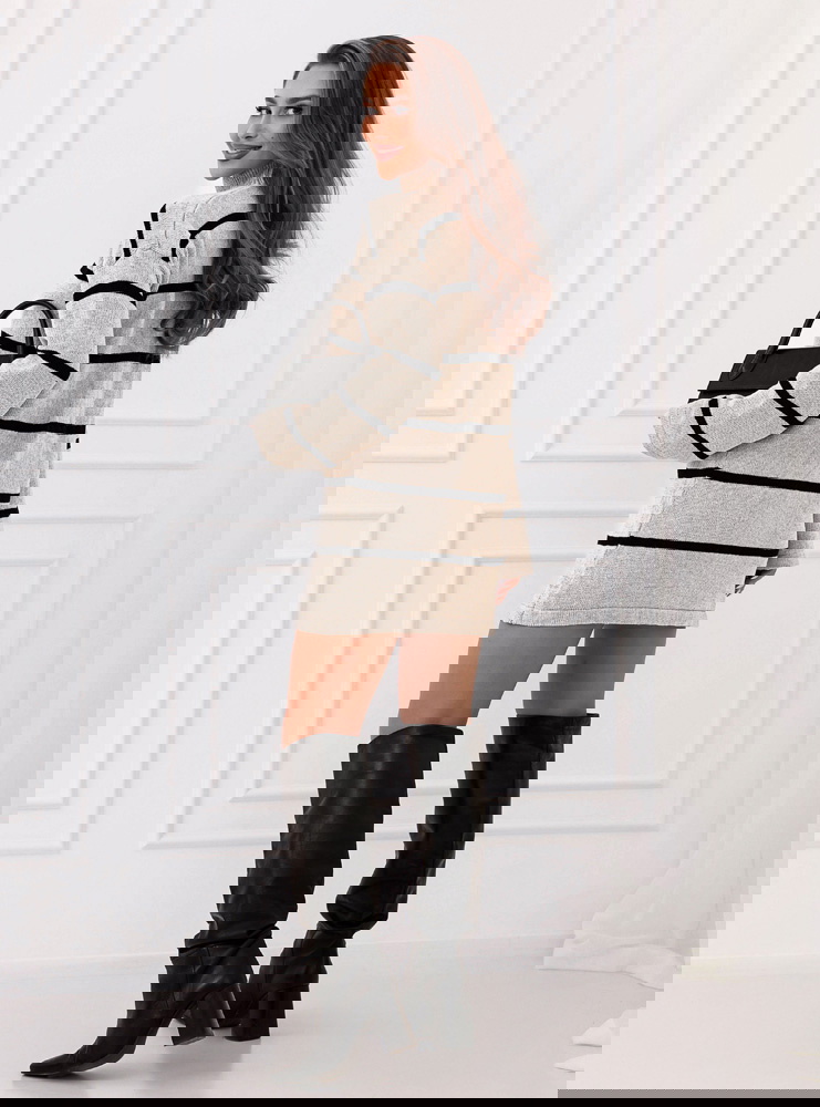 Beżowa sukienka swetrowa z golfem...