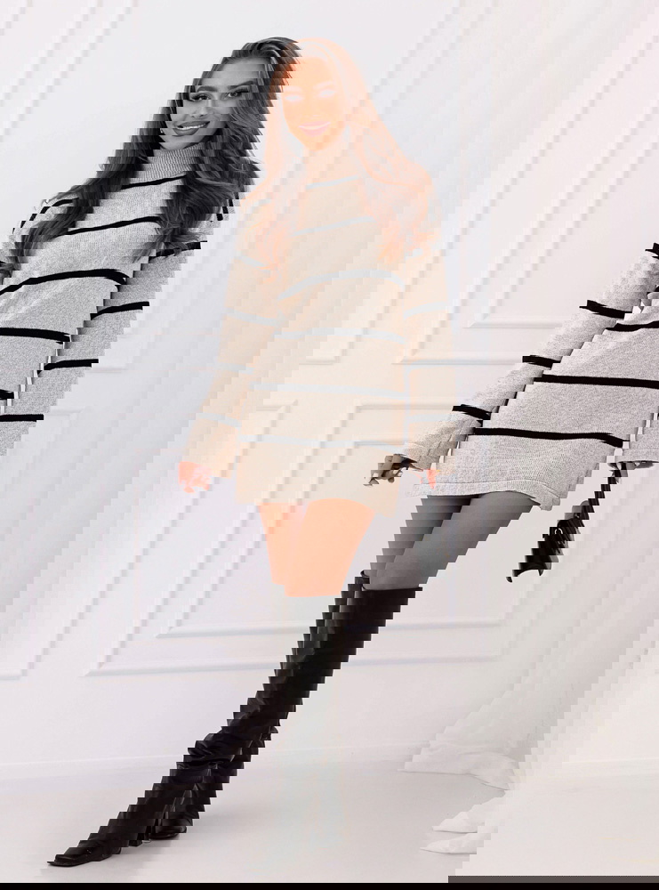 Beżowa sukienka swetrowa z golfem...