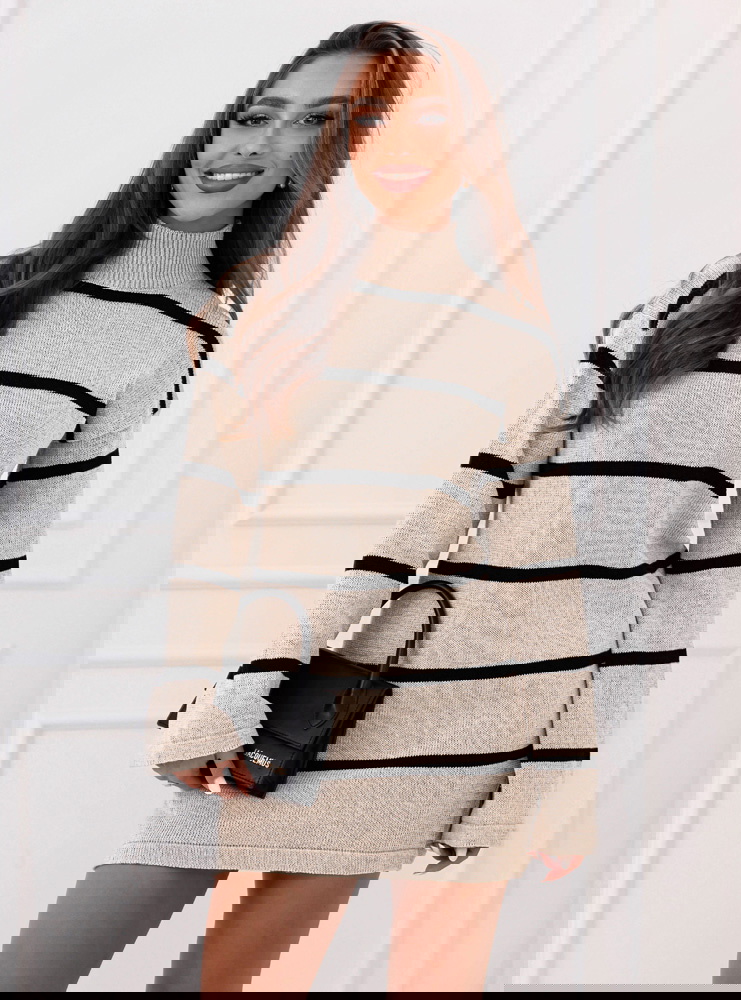 Beżowa sukienka swetrowa z golfem...