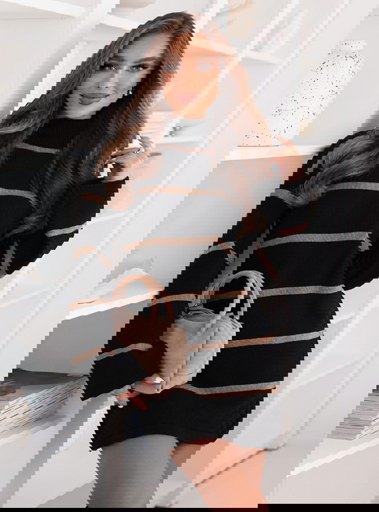 Czarna sukienka swetrowa z golfem...