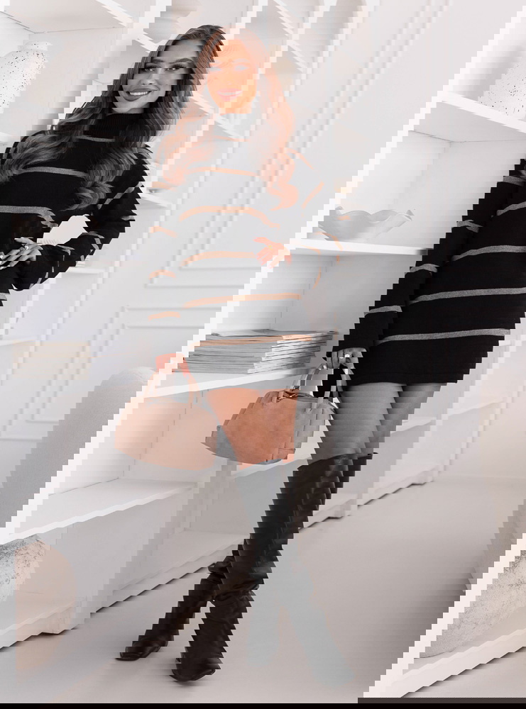 Czarna sukienka swetrowa z golfem...