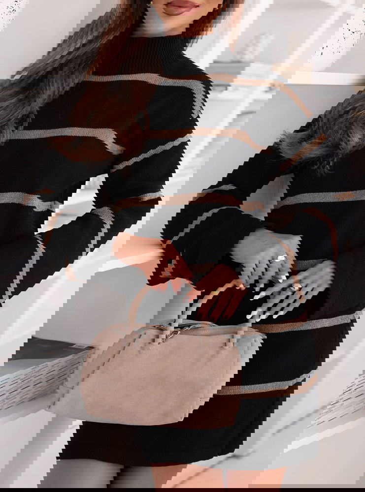 Czarna sukienka swetrowa z golfem...