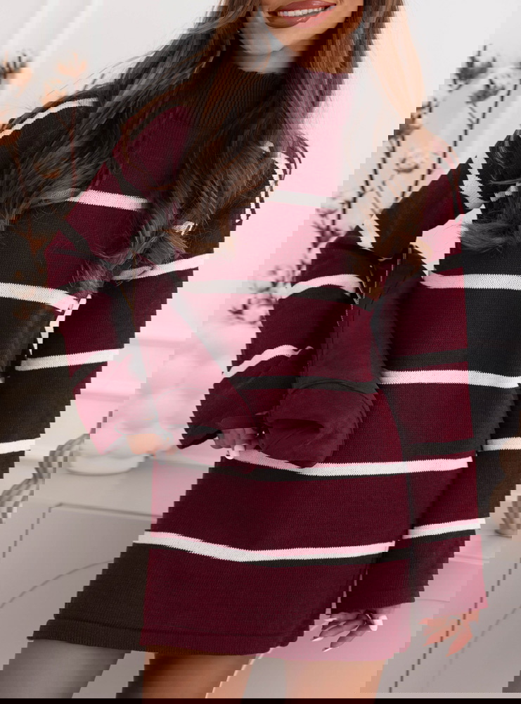 Bordowa sukienka swetrowa z golfem...