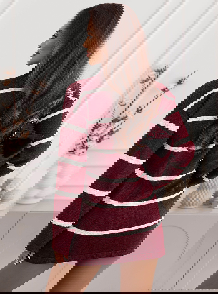 Bordowa sukienka swetrowa z golfem...