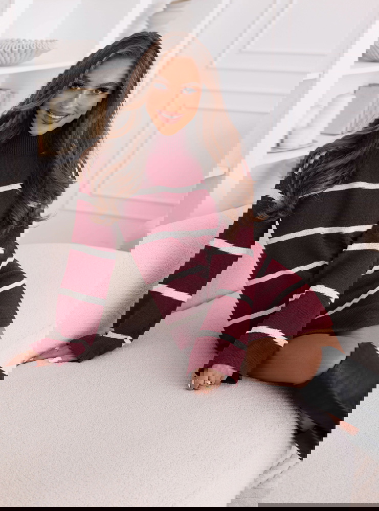 Bordowa sukienka swetrowa z golfem...