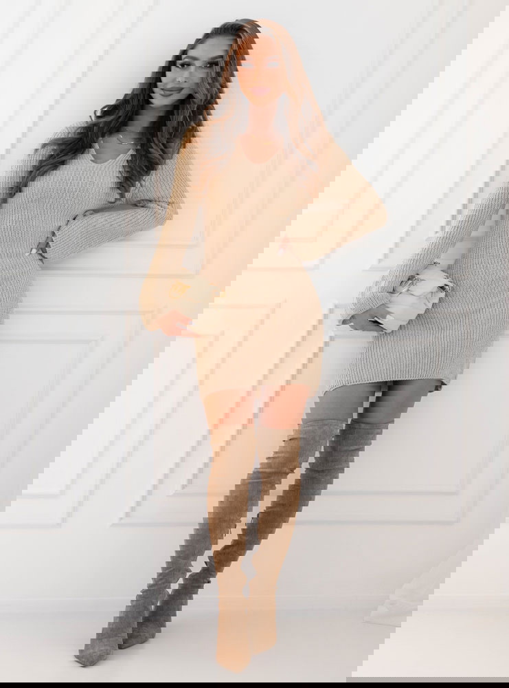 Beżowa sweterkowa sukienka Urvey