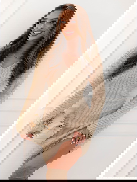 Beżowa sweterkowa sukienka...