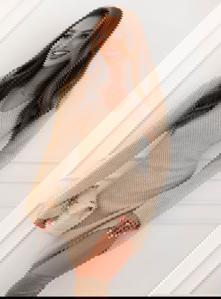 Beżowa sweterkowa sukienka Urvey