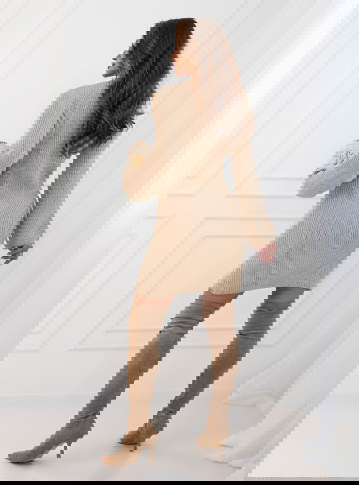 Beżowa sweterkowa sukienka Urvey