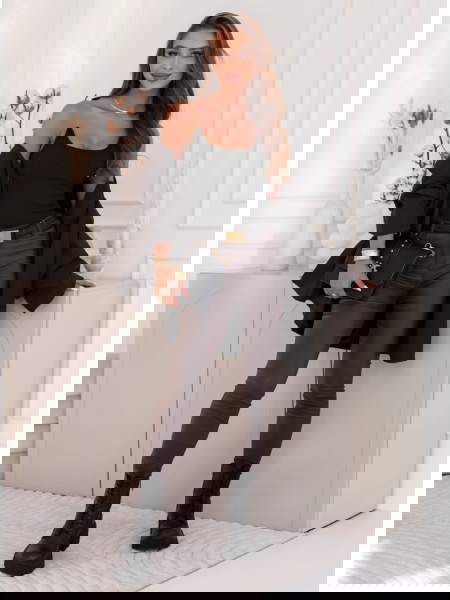 Czarna prążkowana bluzka na...