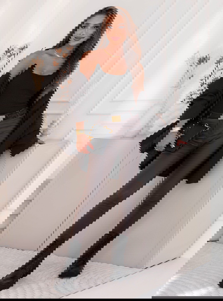 Czarna prążkowana bluzka na...