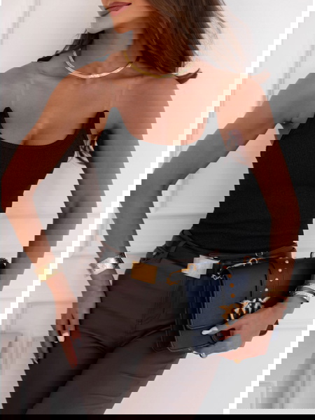 Czarna prążkowana bluzka na... 2