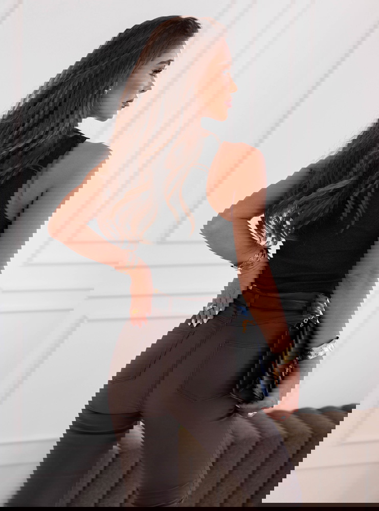 Czarna prążkowana bluzka na...