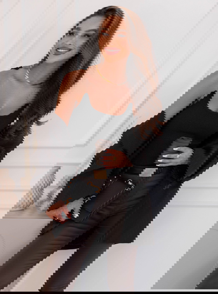 Czarna prążkowana bluzka na...