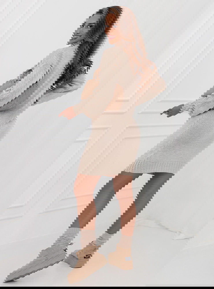 Beżowa swetrowa sukienka z golfem...