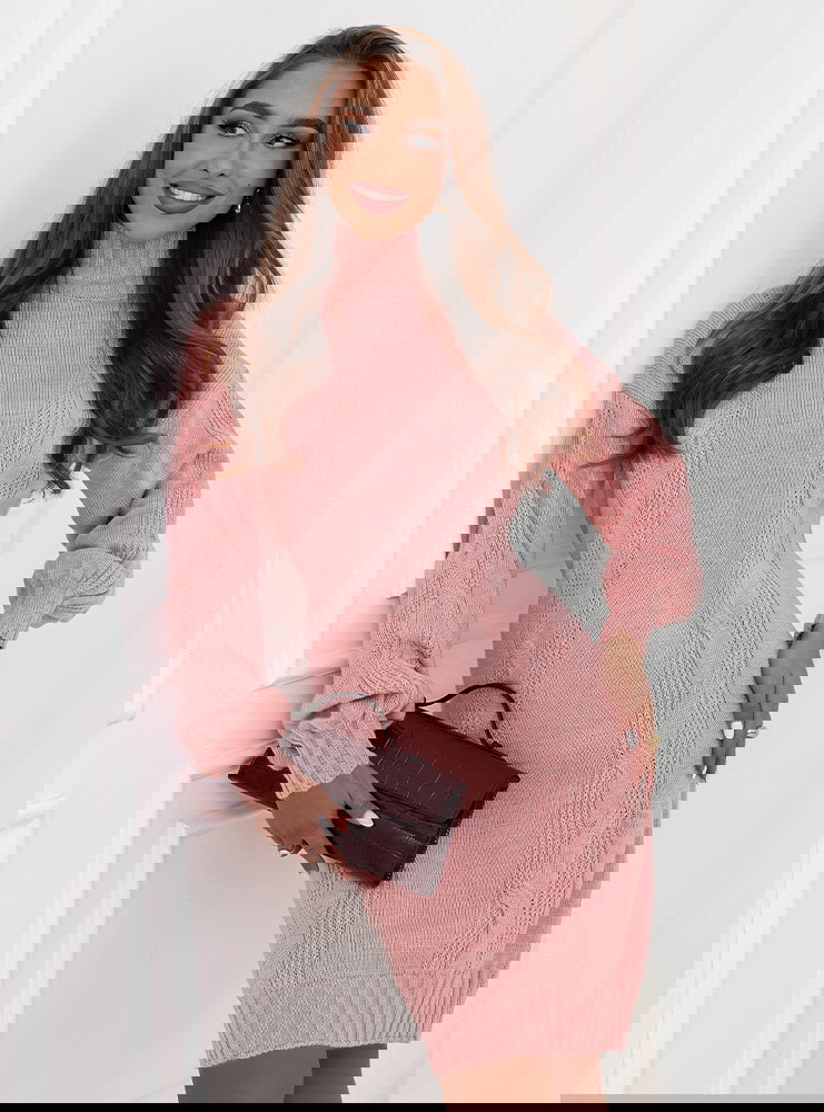 Pudrowa swetrowa sukienka z golfem...