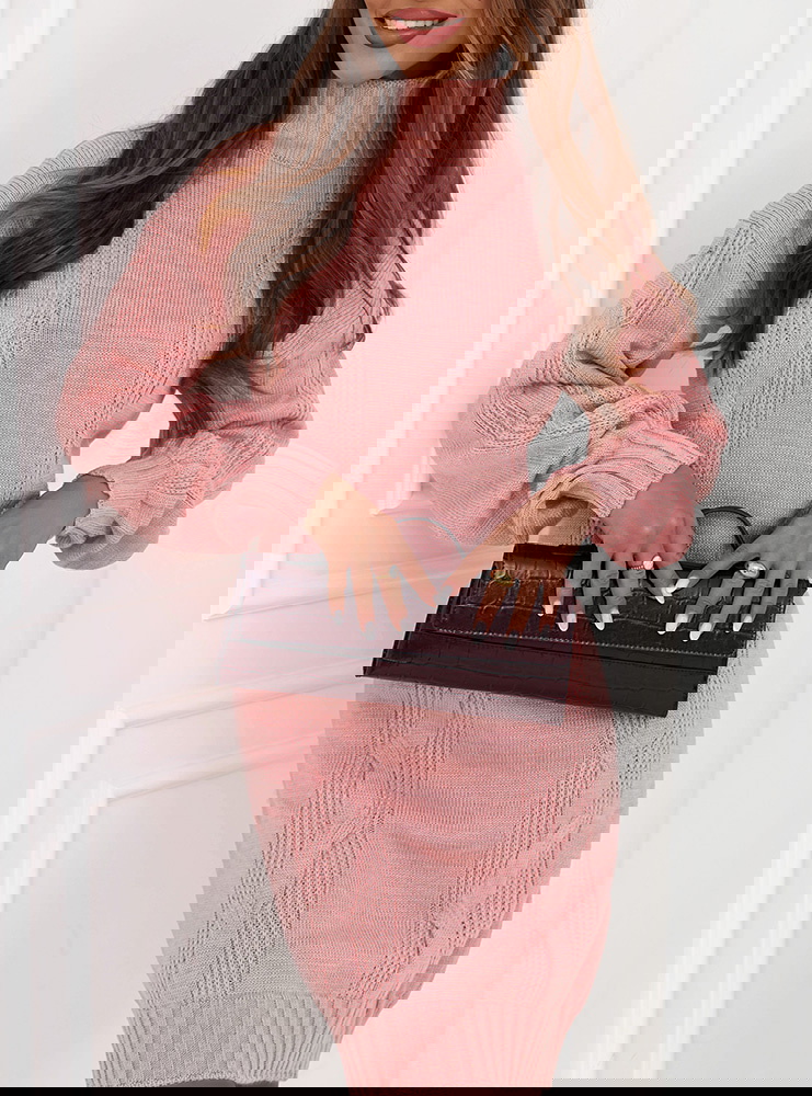 Pudrowa swetrowa sukienka z golfem...