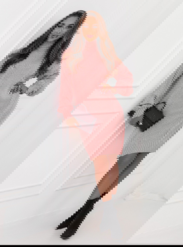 Pudrowa swetrowa sukienka z golfem...