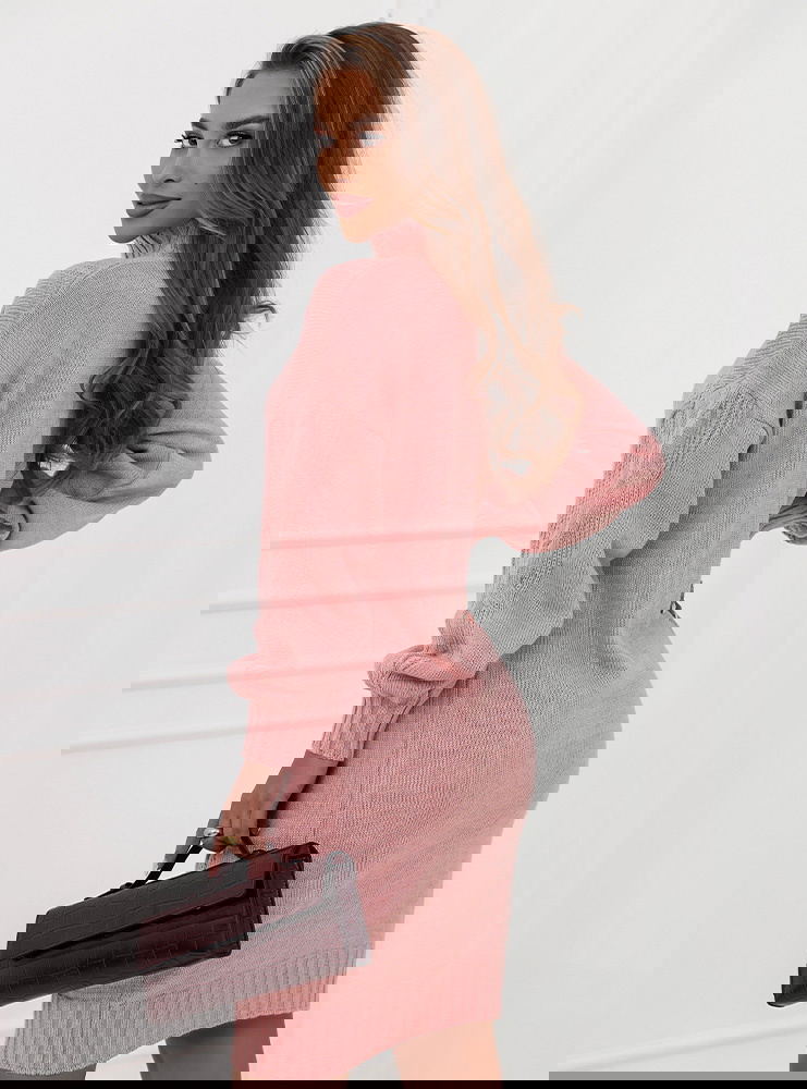 Pudrowa swetrowa sukienka z golfem...