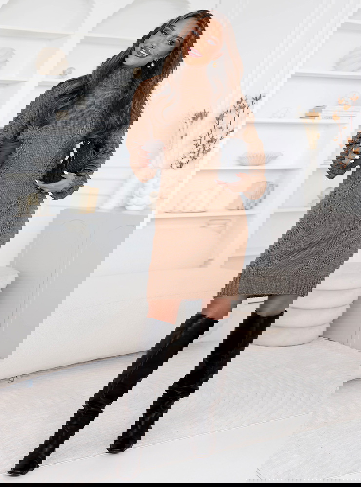 Swetrowa sukienka z golfem Malikah -...