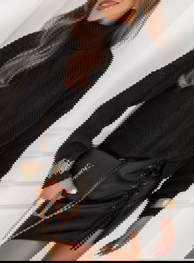 Czarny sweter z golfem i warkoczowymi...