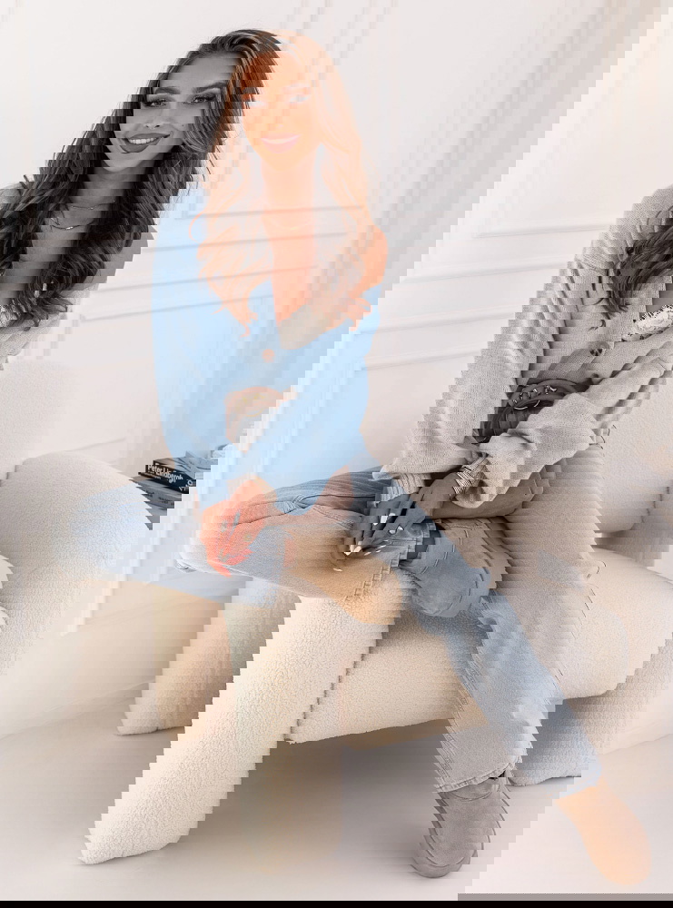 Błękitny sweter zapinany na guziki...