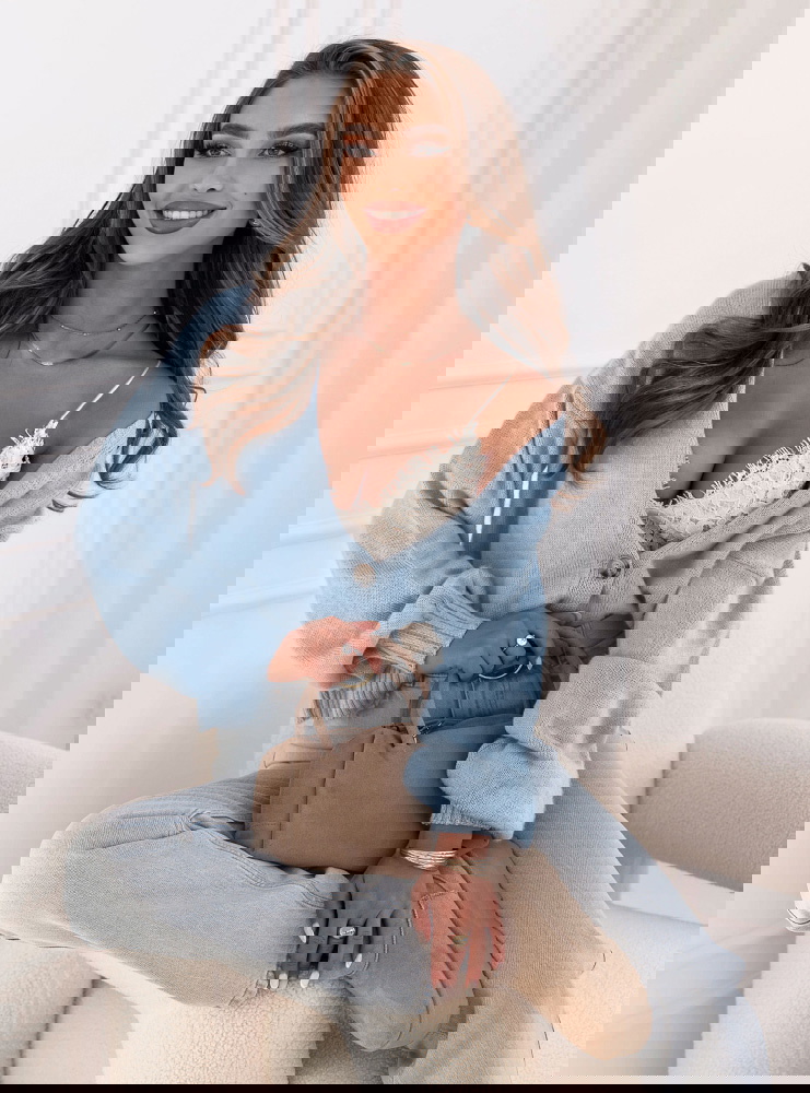 Błękitny sweter zapinany na guziki...