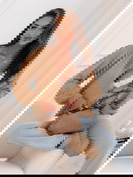 Sweter zapinany na guziki...