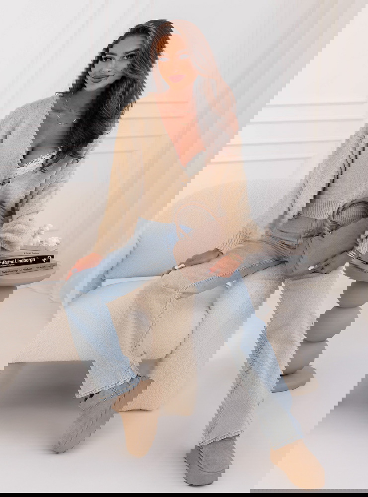 Beżowy sweter zapinany na guziki...