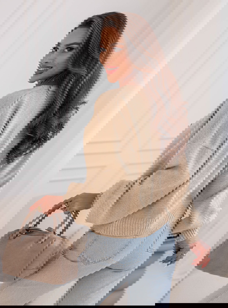 Beżowy sweter zapinany na guziki...