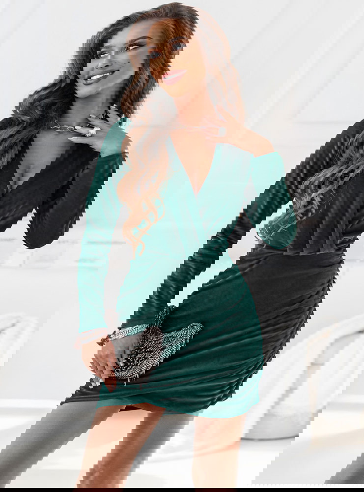 Welurowa sukienka z marszczeniami po...