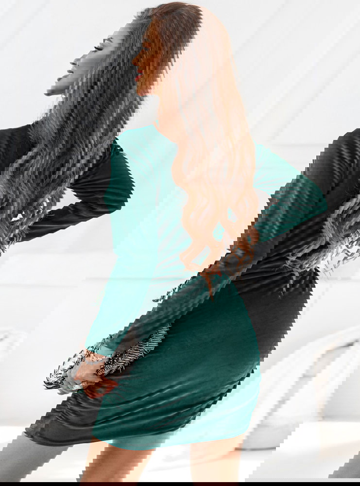 Welurowa sukienka z marszczeniami po...