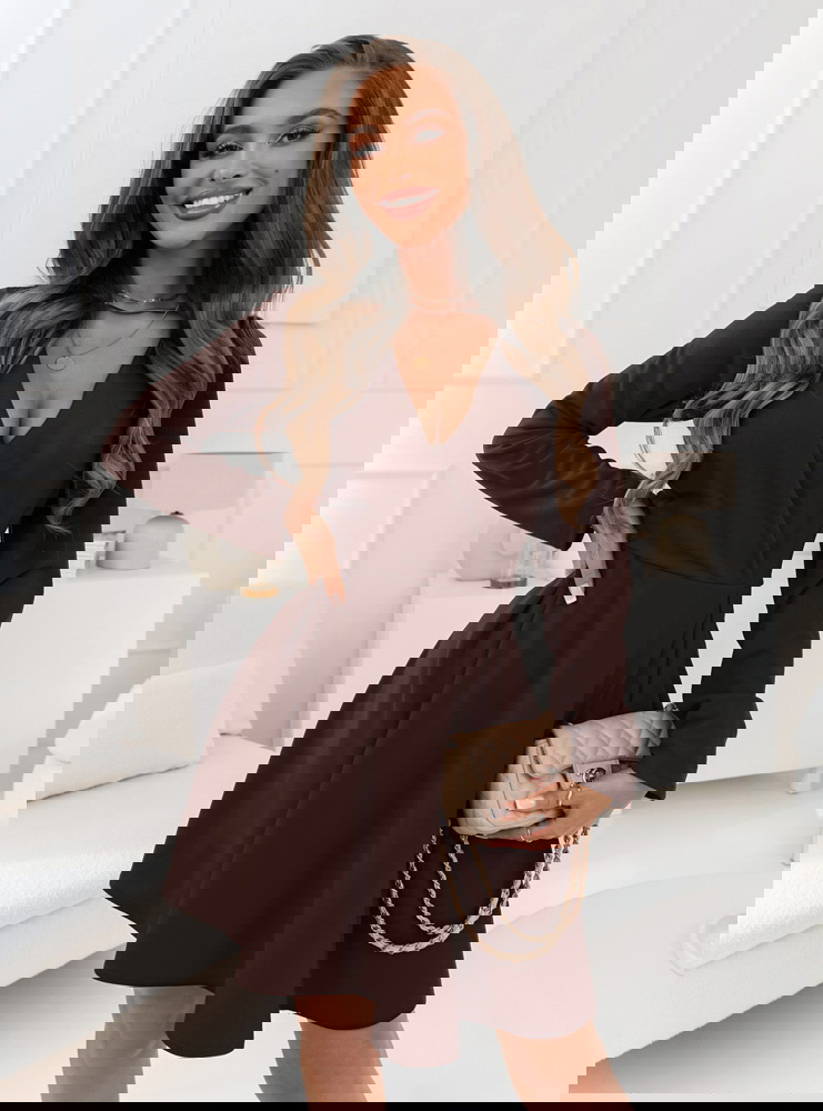 Czekoladowa sukienka z przekładanym...