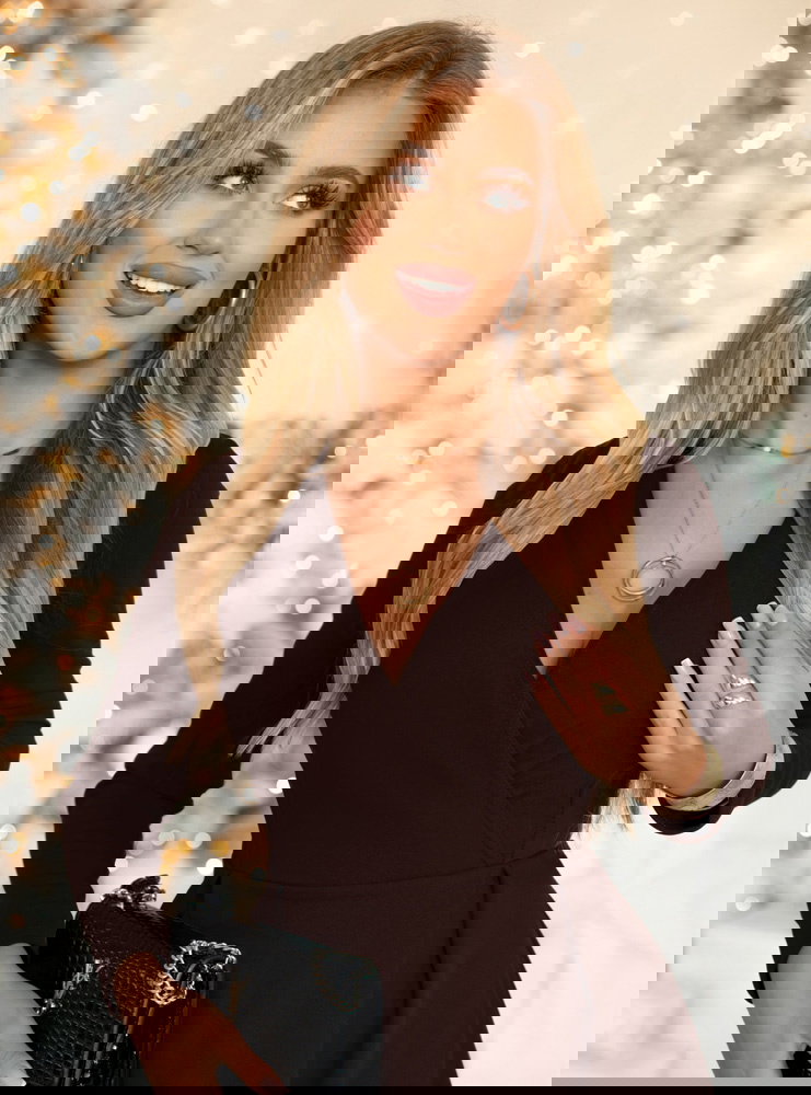 Czekoladowa sukienka z przekładanym...