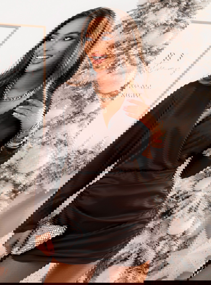 Czekoladowa satynowa sukienka ze...